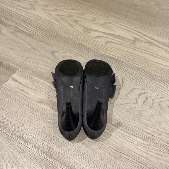 Ann Marino | Gray Bow & Cut Out Heels | Size 7.5 - Picture 3 of 5